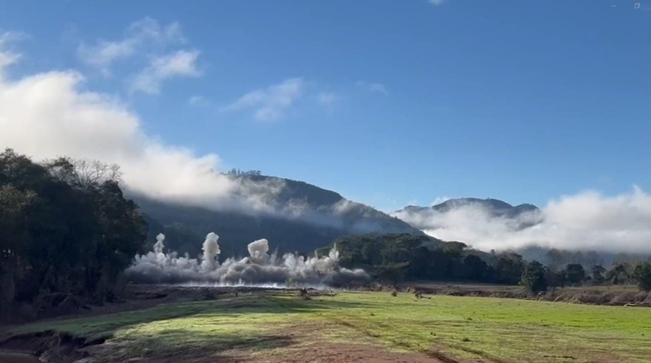 Ponte sobre o Rio Caí é implodida no Rio Grande do Sul