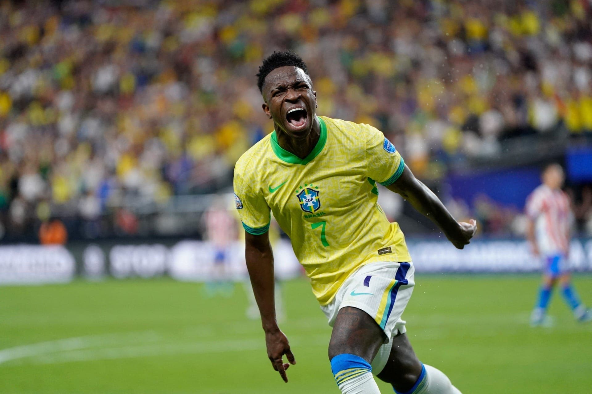 Vini Jr comemora seu gol em Paraguai x Brasil