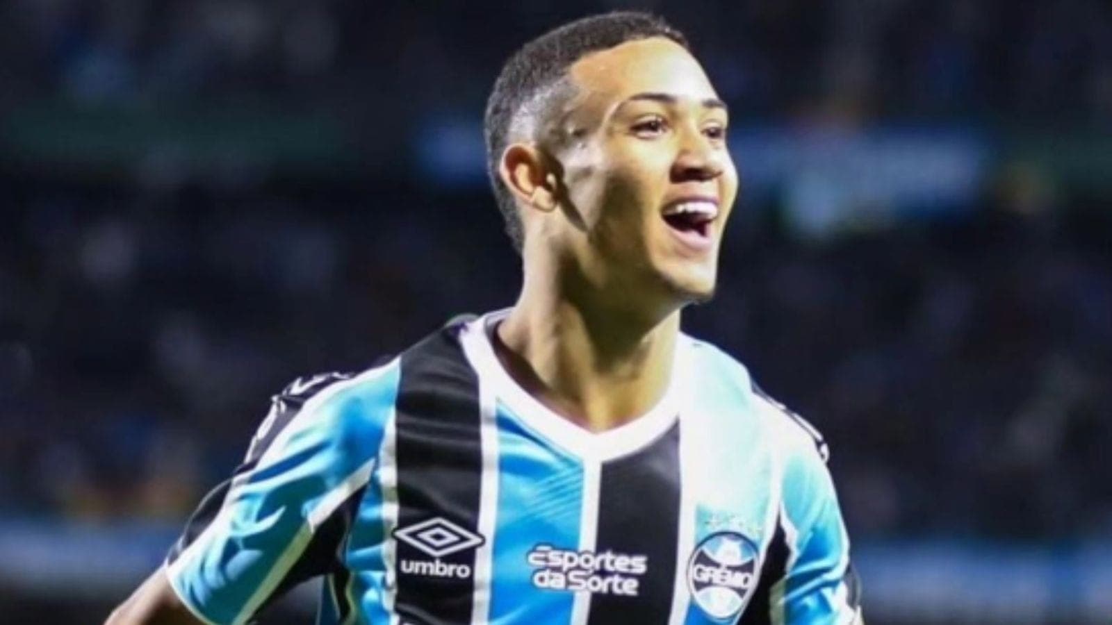 Gustavo Nunes, atacante do Grêmio, comemora gol