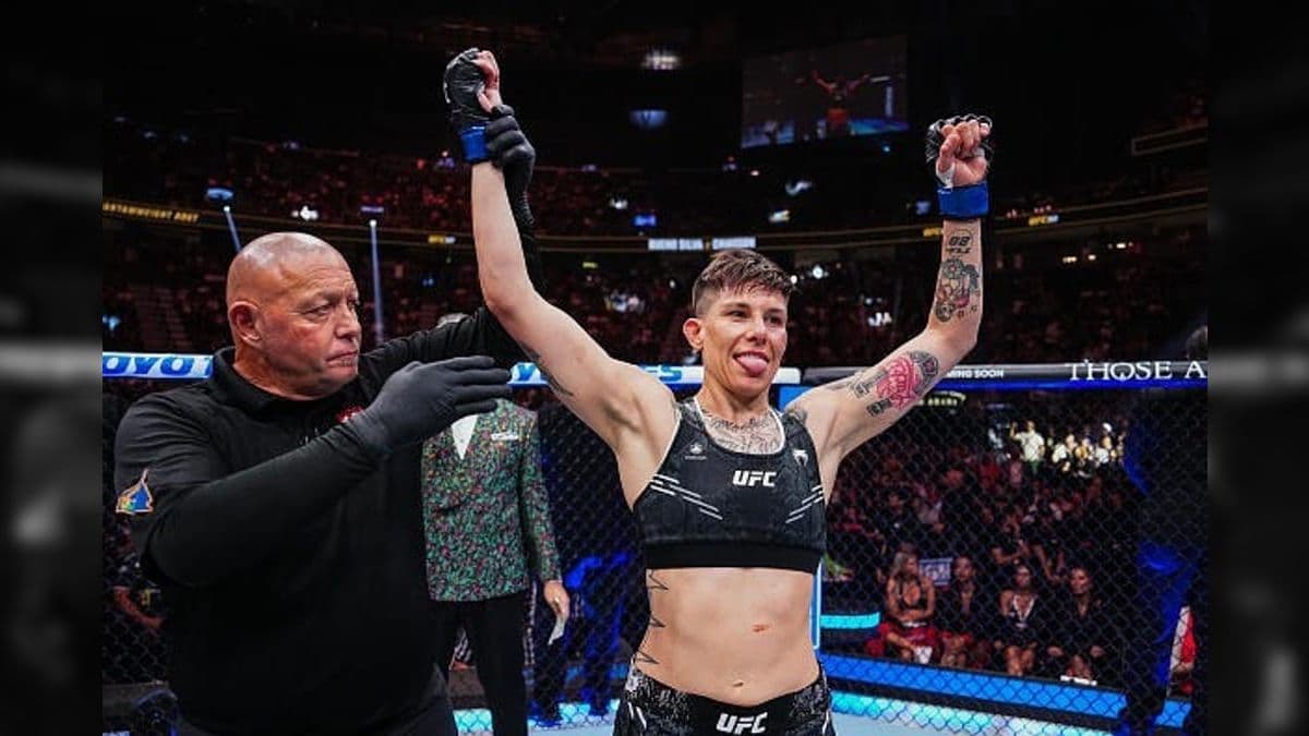 Macy Chiasson comemora a vitória no UFC 303