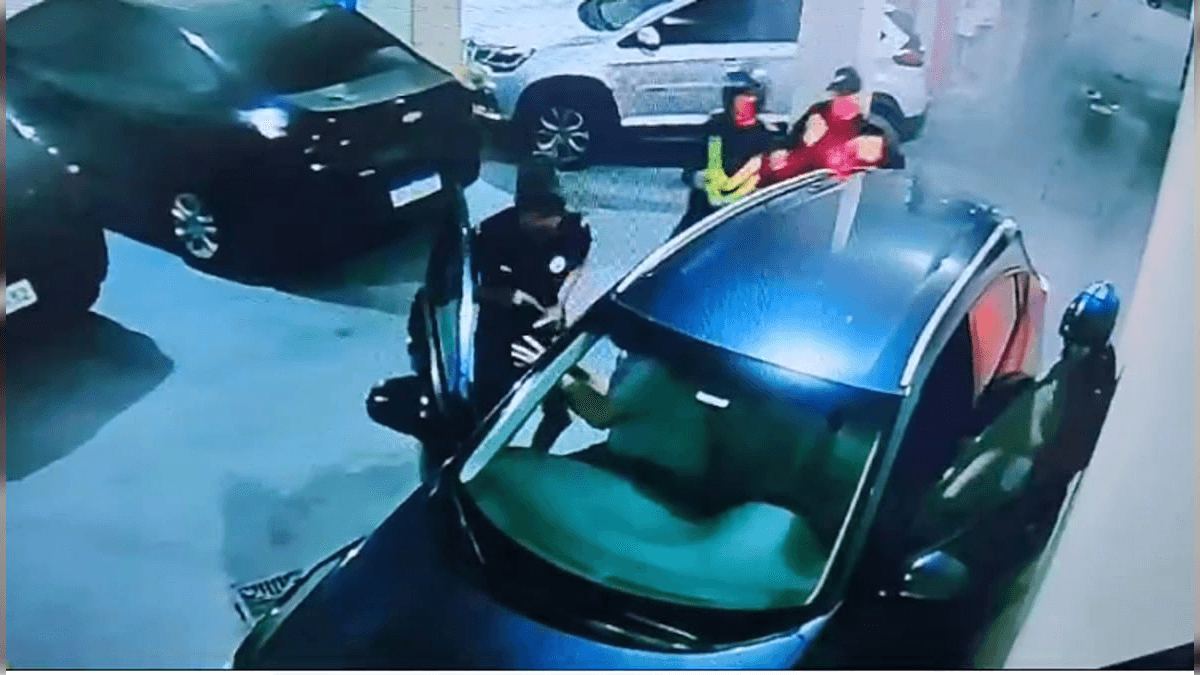 Bandidos abordam o casal dentro do estacionamento do prédio.