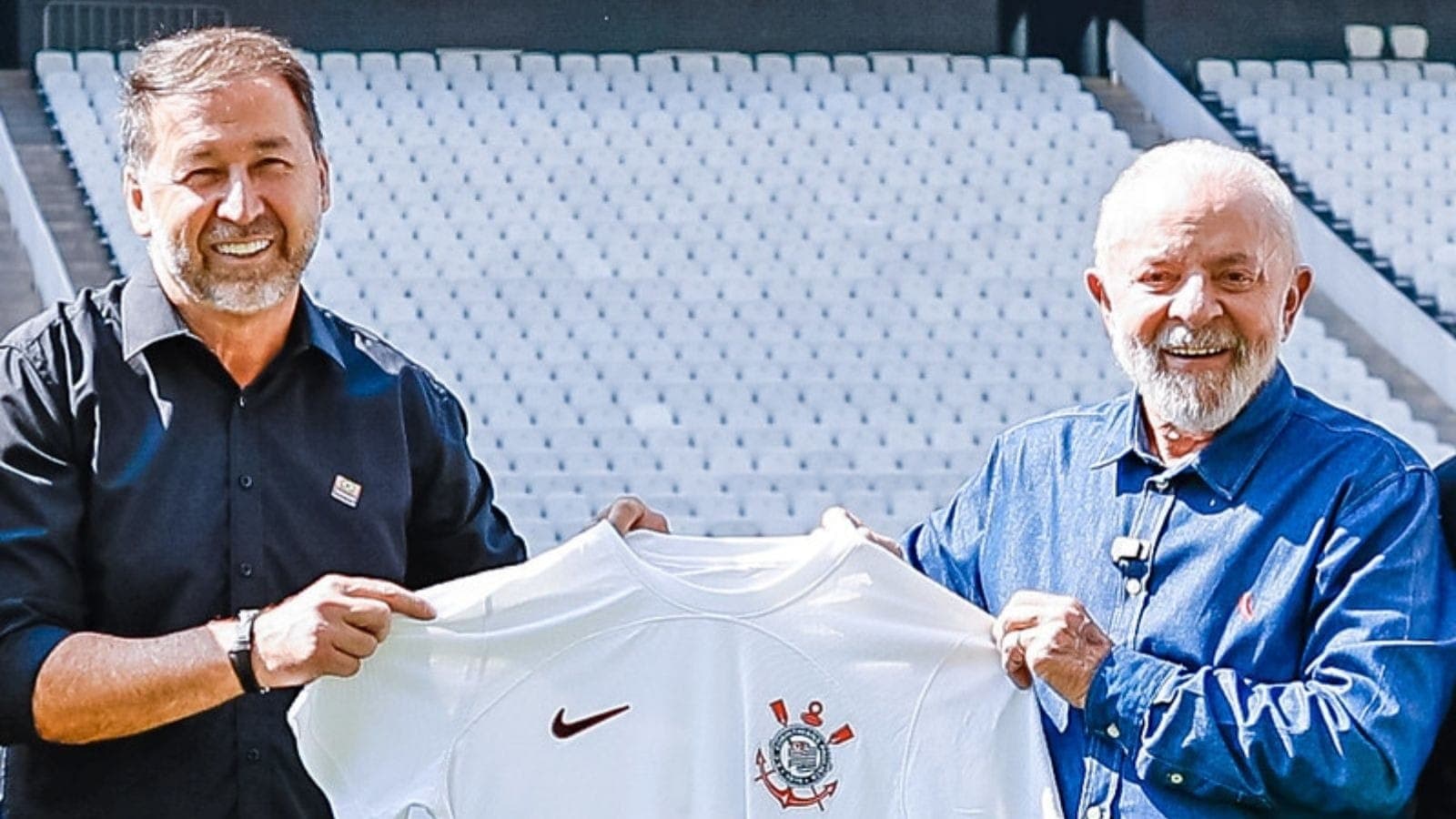 Lula ao lado do presidente do Corinthians, Augusto Melo, na Neo Química Arena