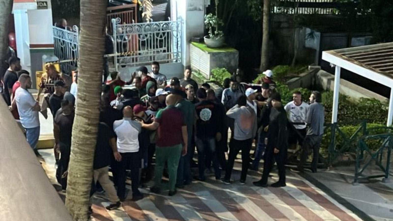 Torcedores do Fluminense na sede do clube, nas Laranjeiras