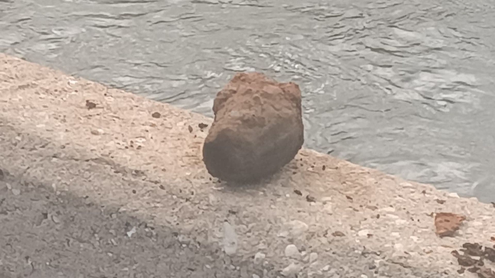 Homem "fisga" granada durante durante pesca no Rio Paraíba, em Tremembé (SP)