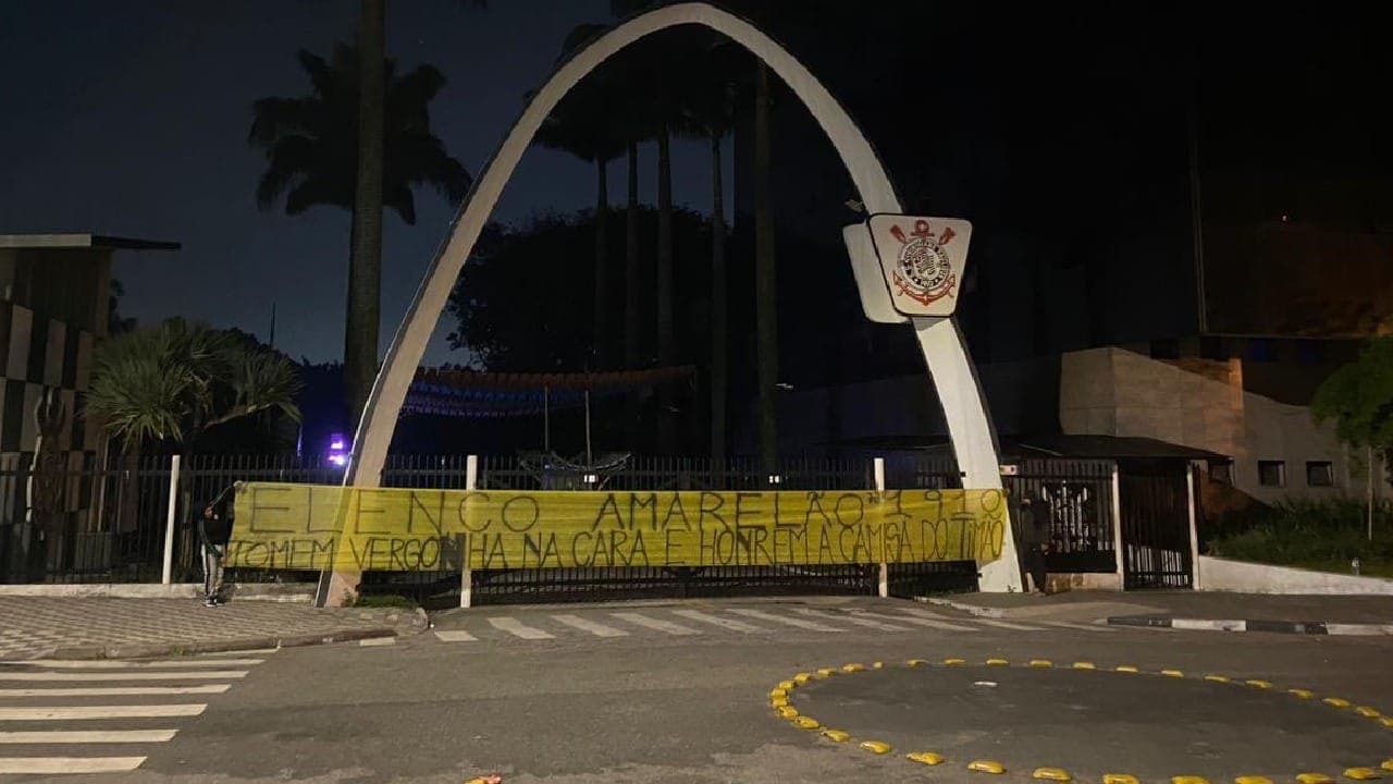 Torcida do Corinthians protesta contra diretoria e jogadores