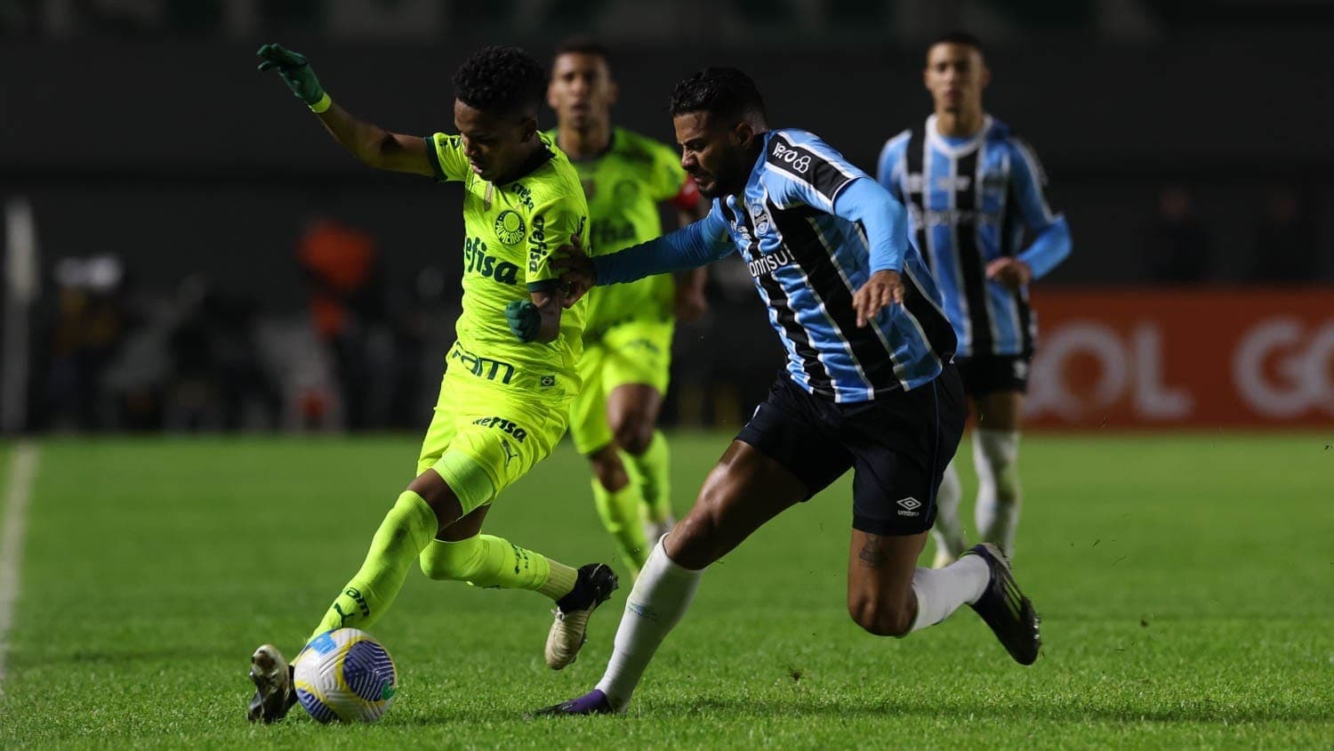 Estêvão e Reinaldo em Grêmio x Palmeiras