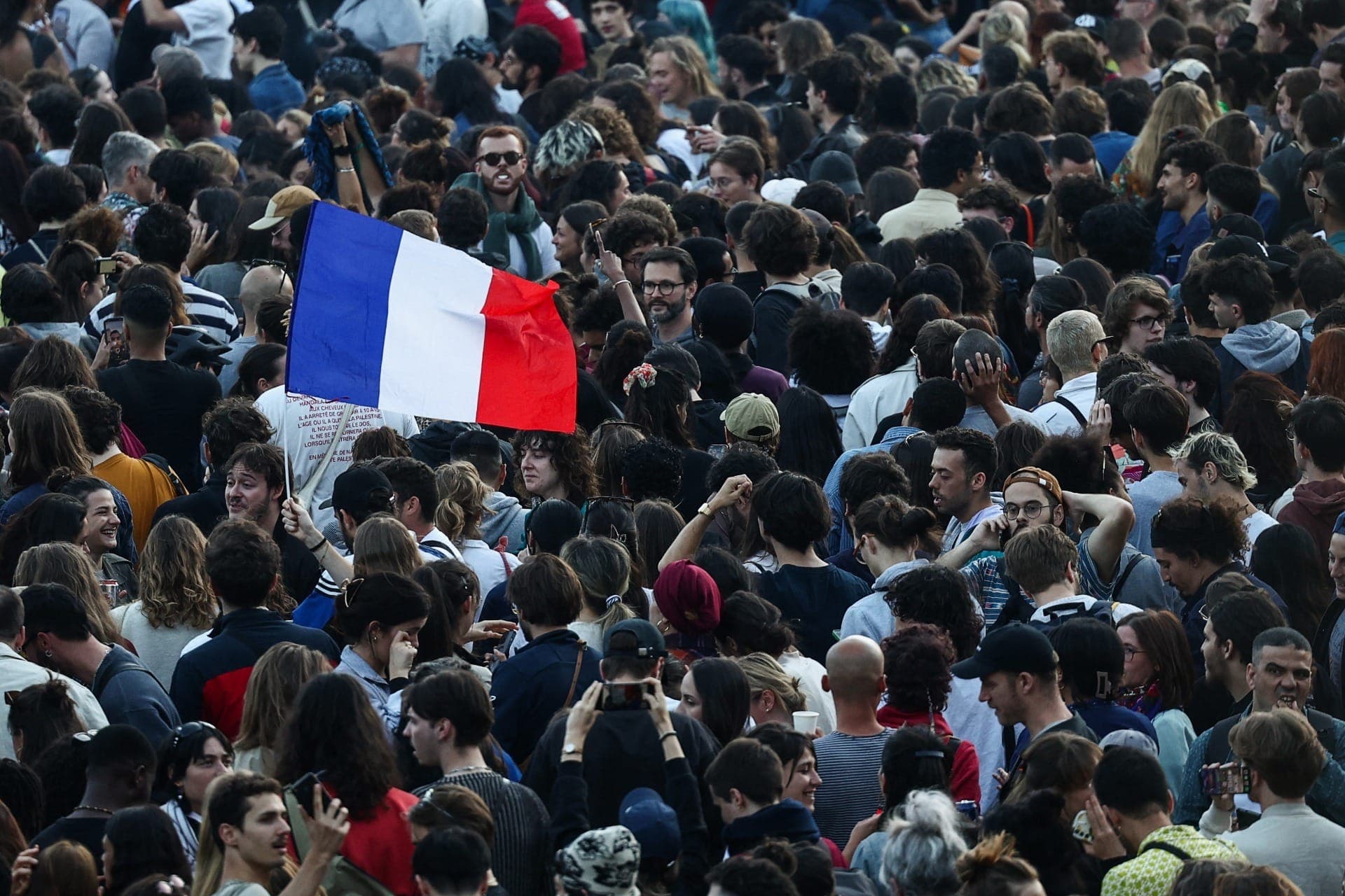 França elege maioria de esquerda no segundo turno