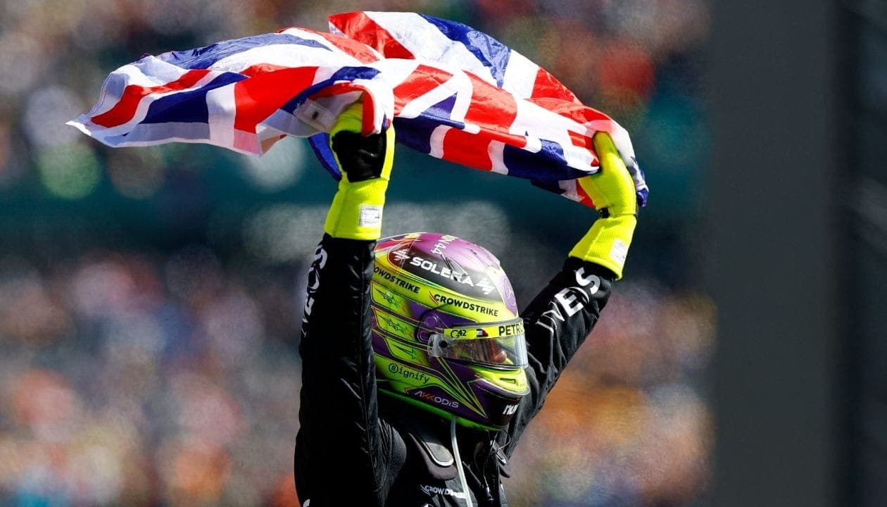Hamilton com a bandeira britânica após vencer GP em casa