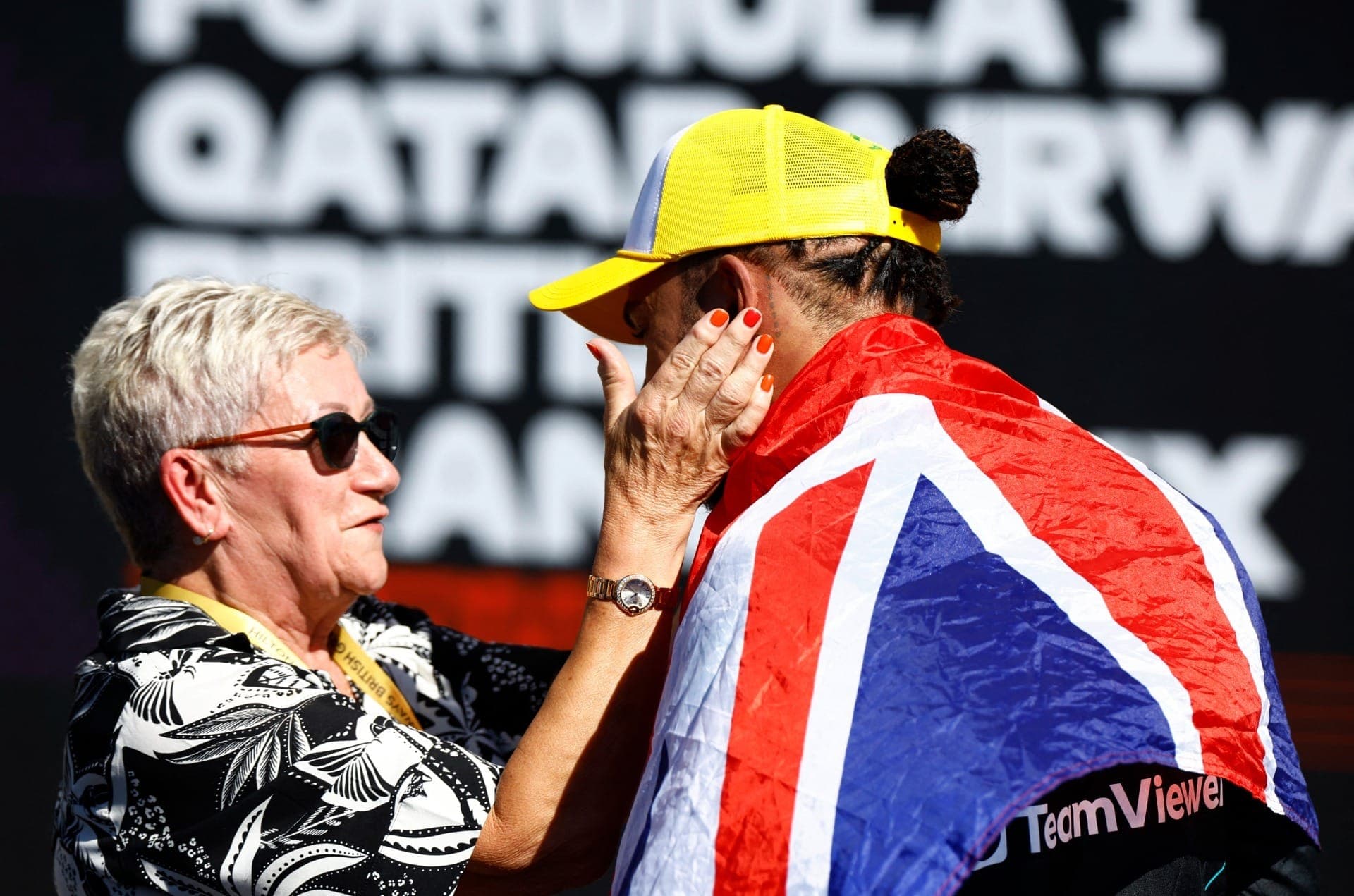 Lewis Hamilton com a mãe, Carmen, no GP da Grã-Bretanha de 2024
