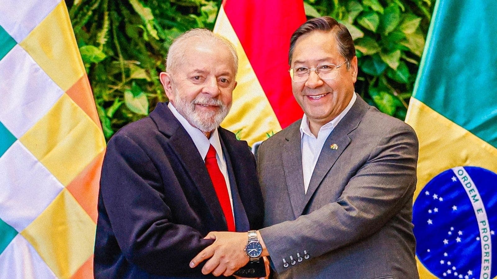 Lula ao lado de Luis Arce, em Santa Cruz de la Sierra, na Bolívia