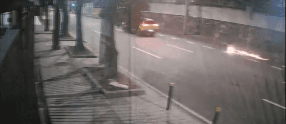 Moto é atingida por táxi em Vila Isabel