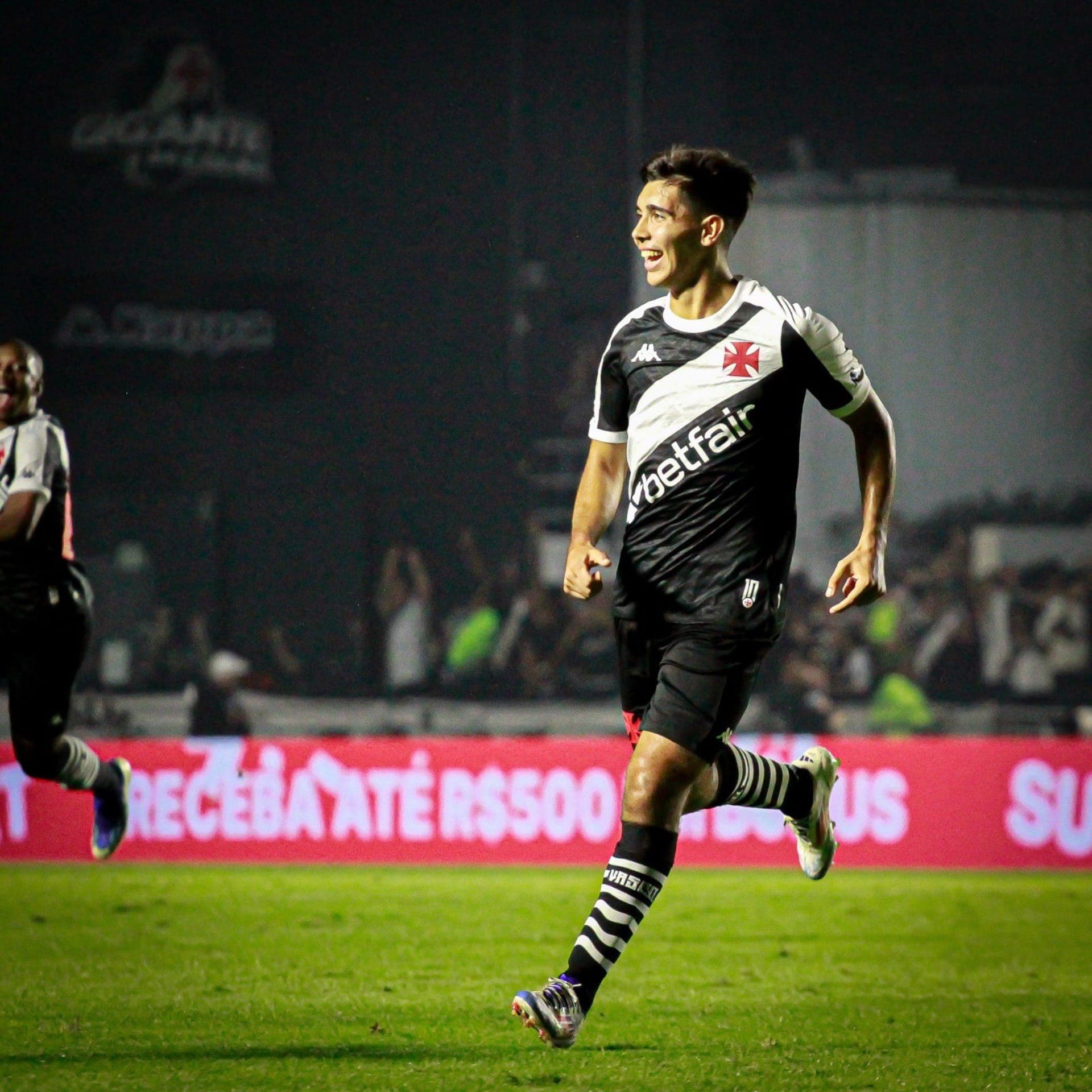 Sforza comemora golaço em Vasco x Corinthians