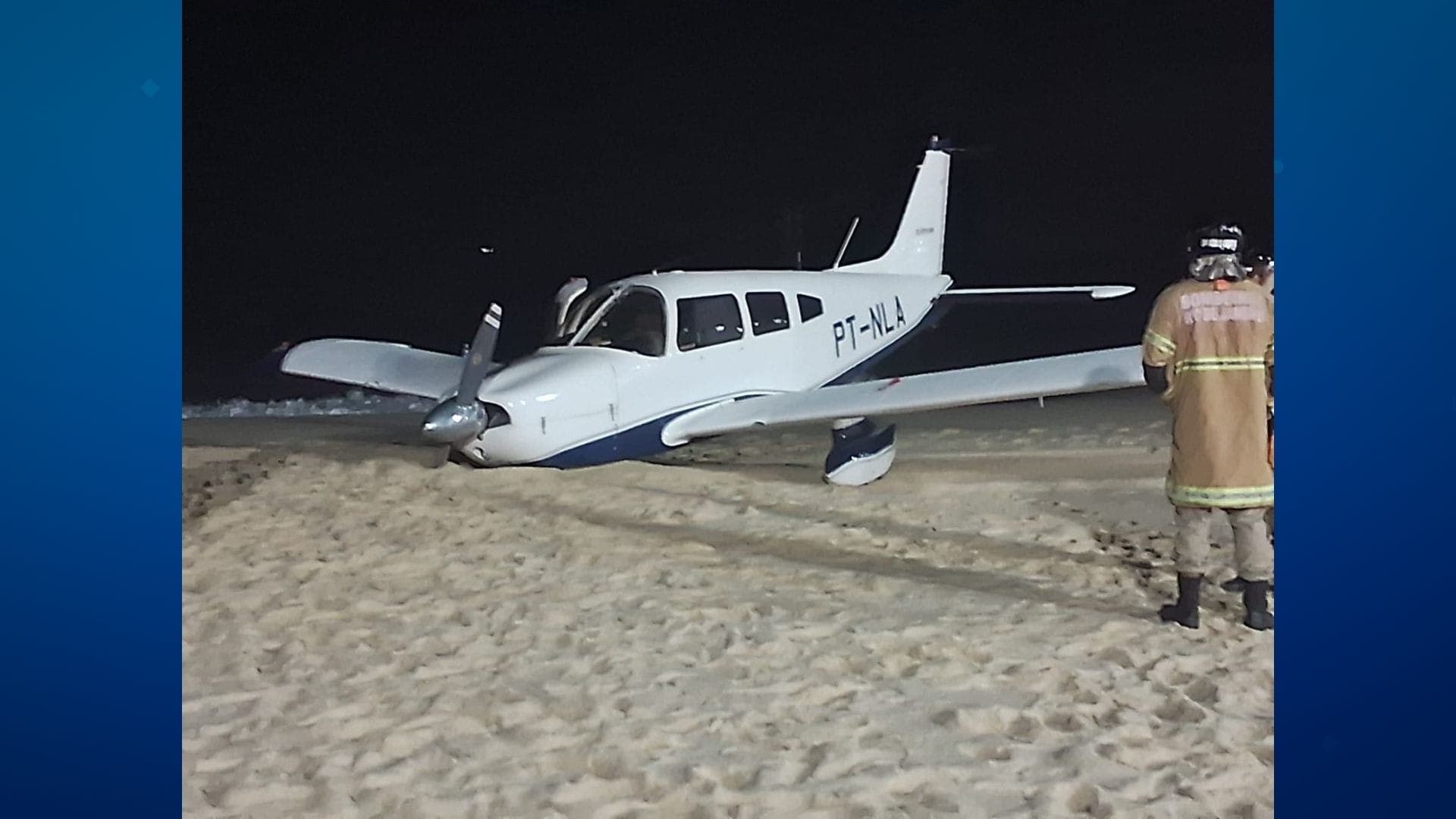 Avião faz pouso de emerçencia em praia de Maricá, no RJ