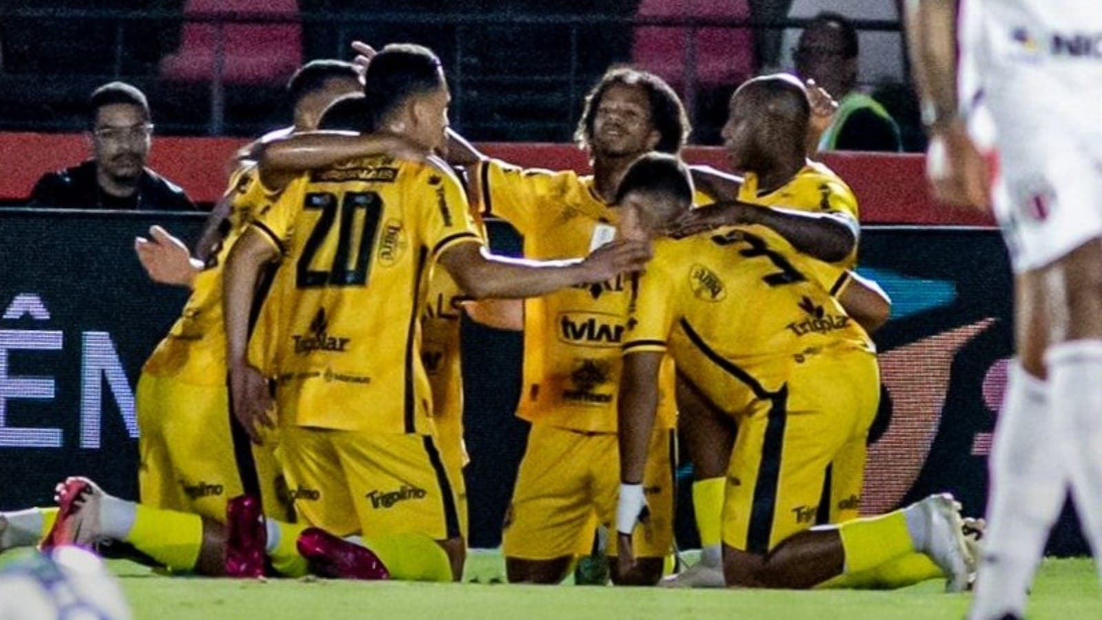 Cauan Barros comemora em Botafogo-SP 0 x 1 Amazonas na Série B 2024