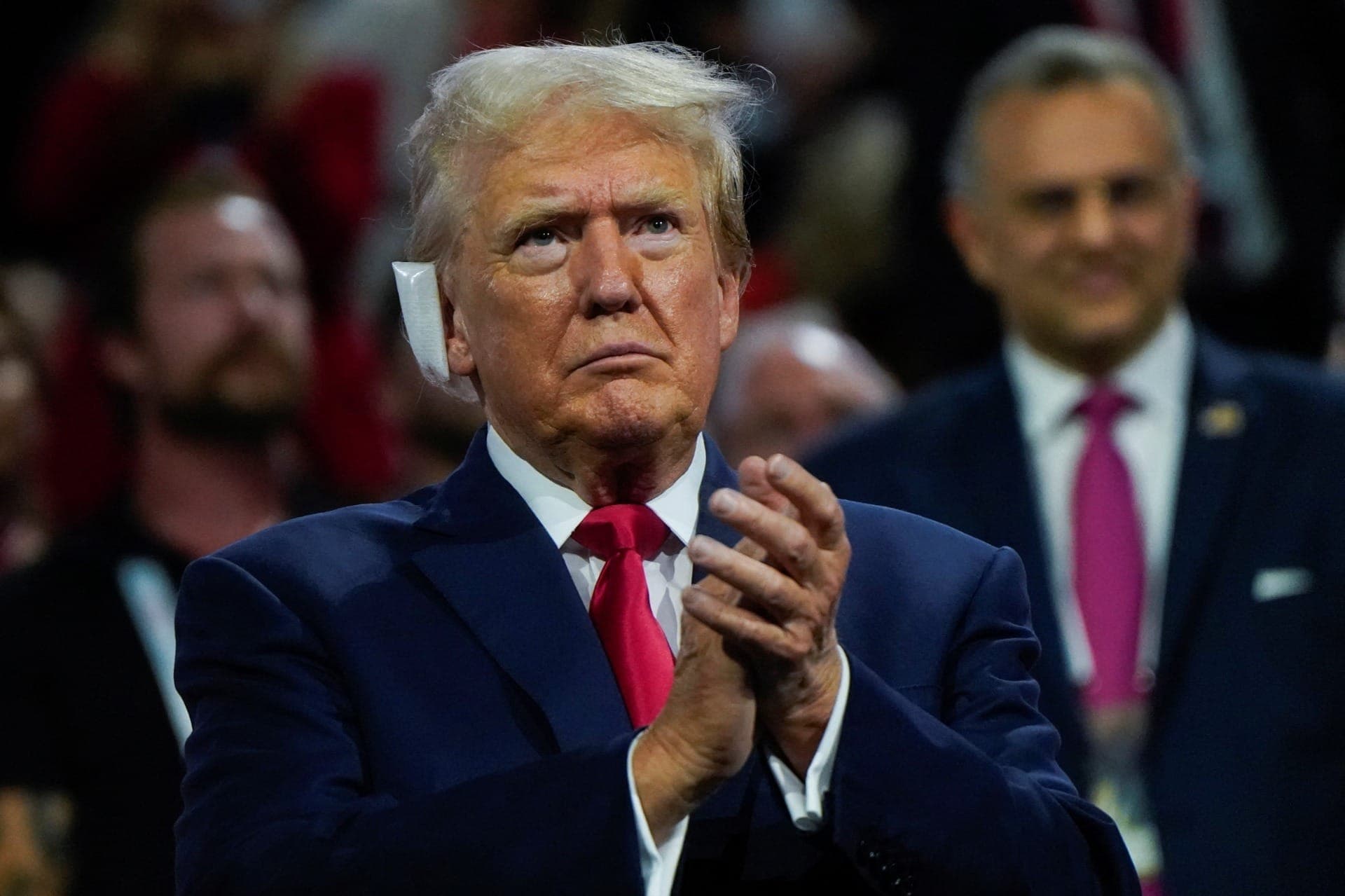 Com curativo na orelha, Trump faz primeira aparição pública após atentado