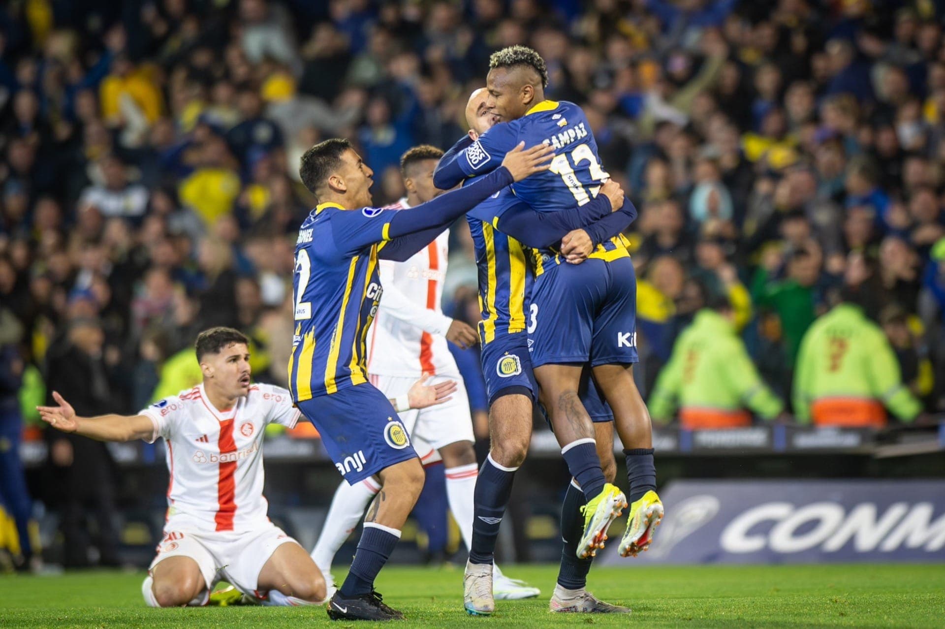 Rodsario Central comemora gol contra o Internacional