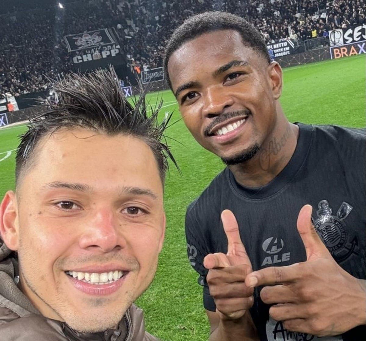 Romero e Cacá fizeram os gols do Corinthians contra o Criciúma