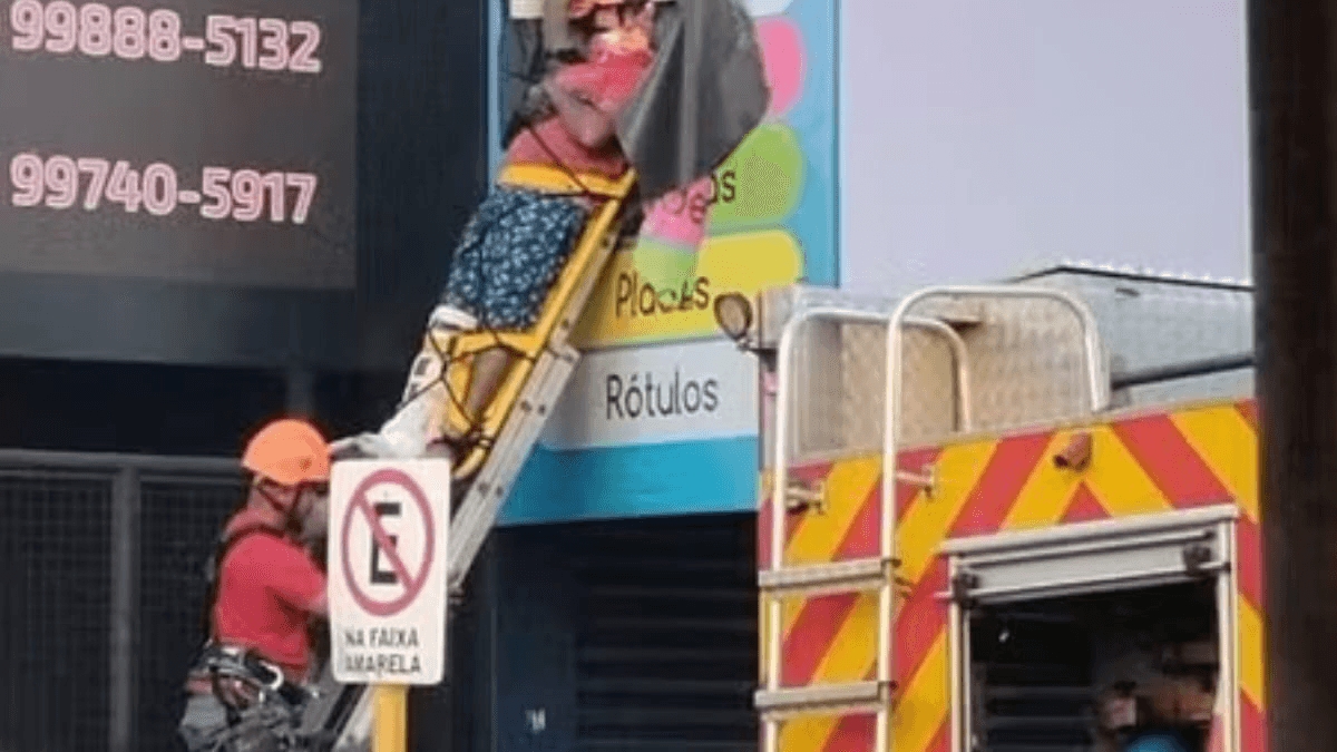 As equipes dos bombeiros fizeram o resgate da vítima