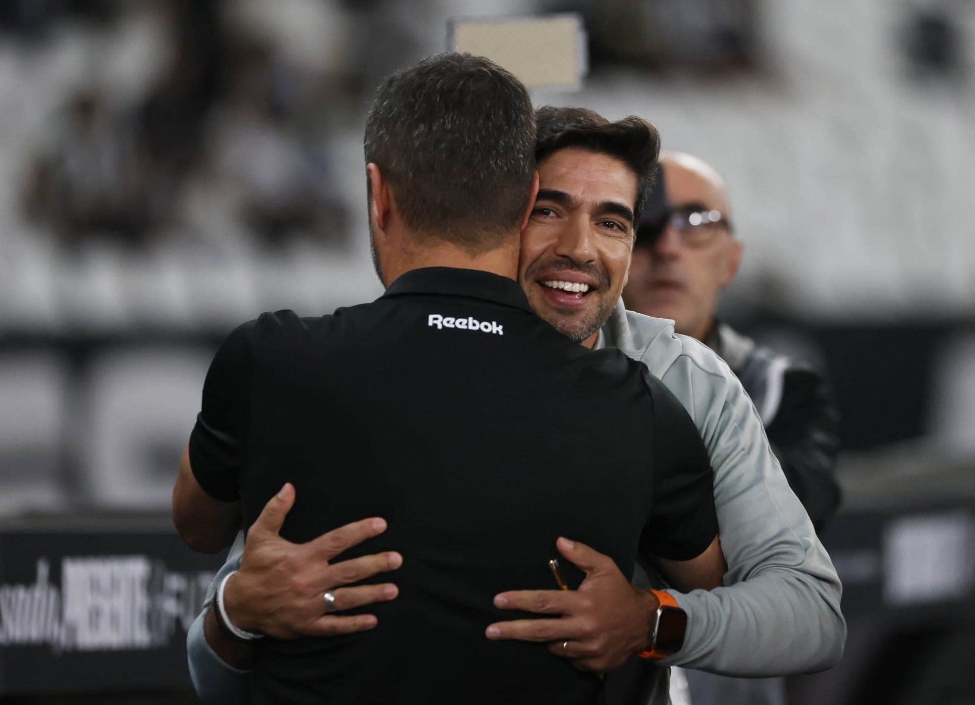 Abel Ferreira abraça Arthur Jorge em Botafogo x Palmeiras