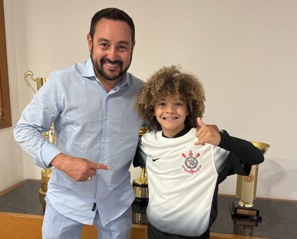 Lucas Flora e diretor do Corinthians
