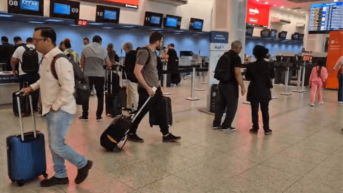 Curitiba registra atraso de voos; companhias aéreas no Rio realizam operações manuais