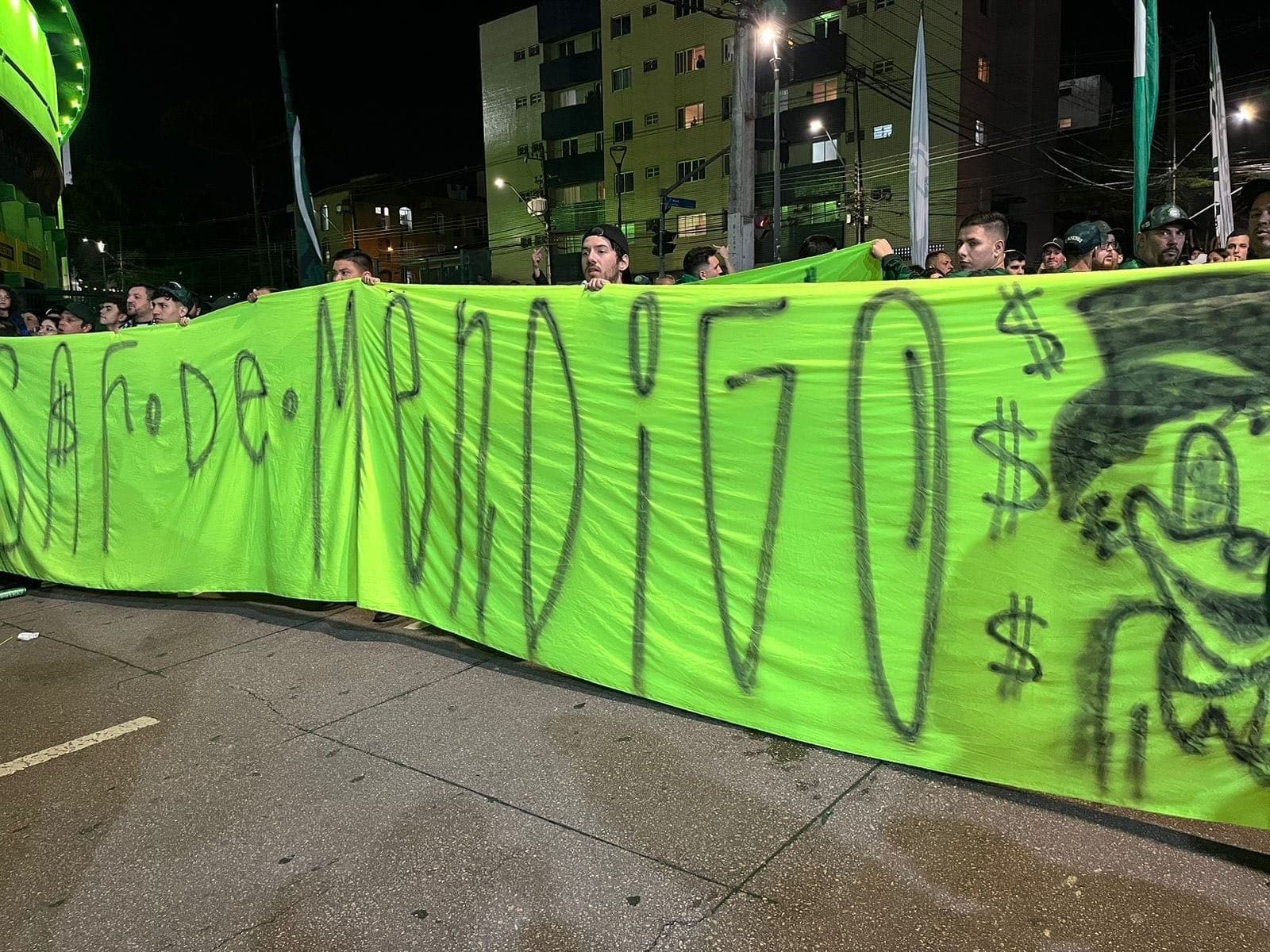 Torcida do Coritiba protesta contra "SAF de mendigo"