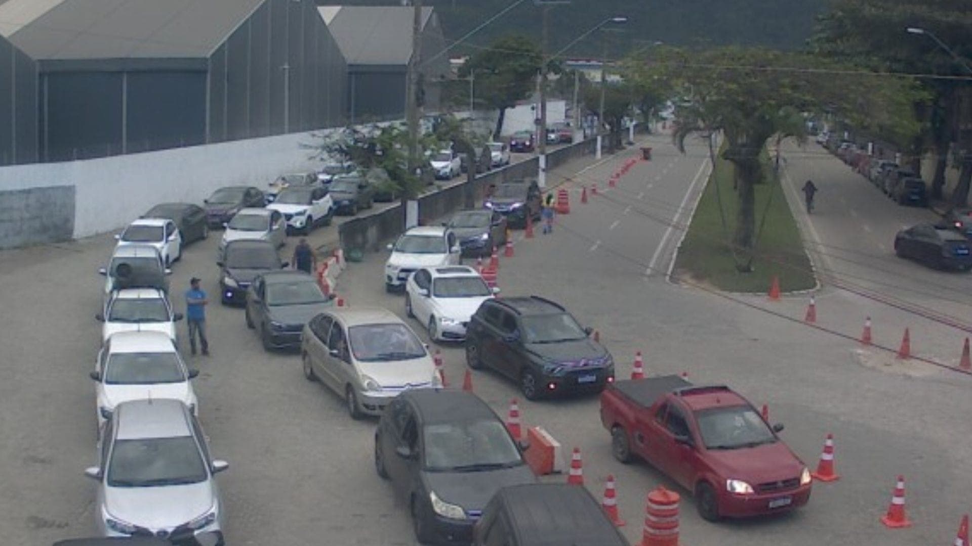Travessia de balsas no Litoral Norte registra fila de espera intensa