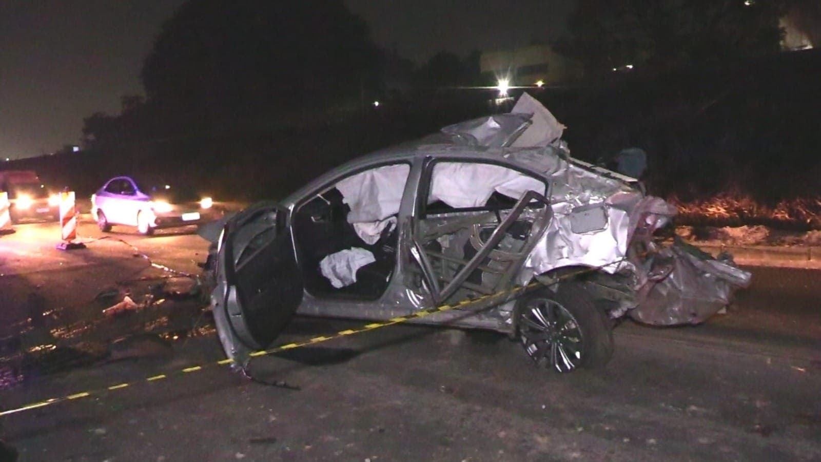 Carro de casal de idosos sequestrados capota durante perseguição policial; mulher morre