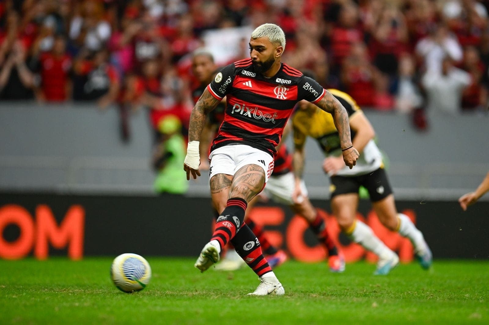 Gabigol cobra pênalti e marca gol da vitória do Flamengo sobre o Criciúma