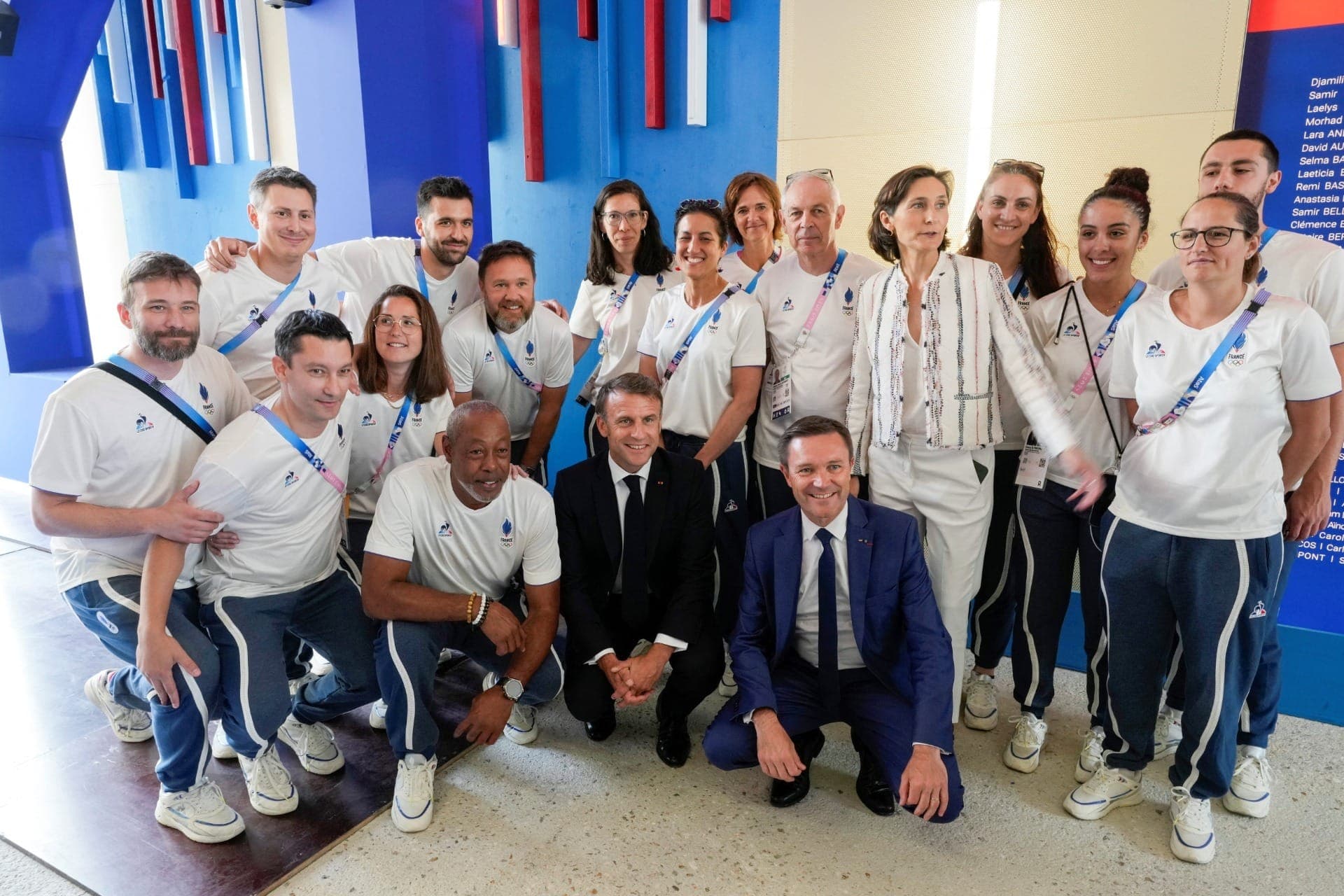 Emmanuel Macron, presidente da França, visita vila olímpica de Paris-2024