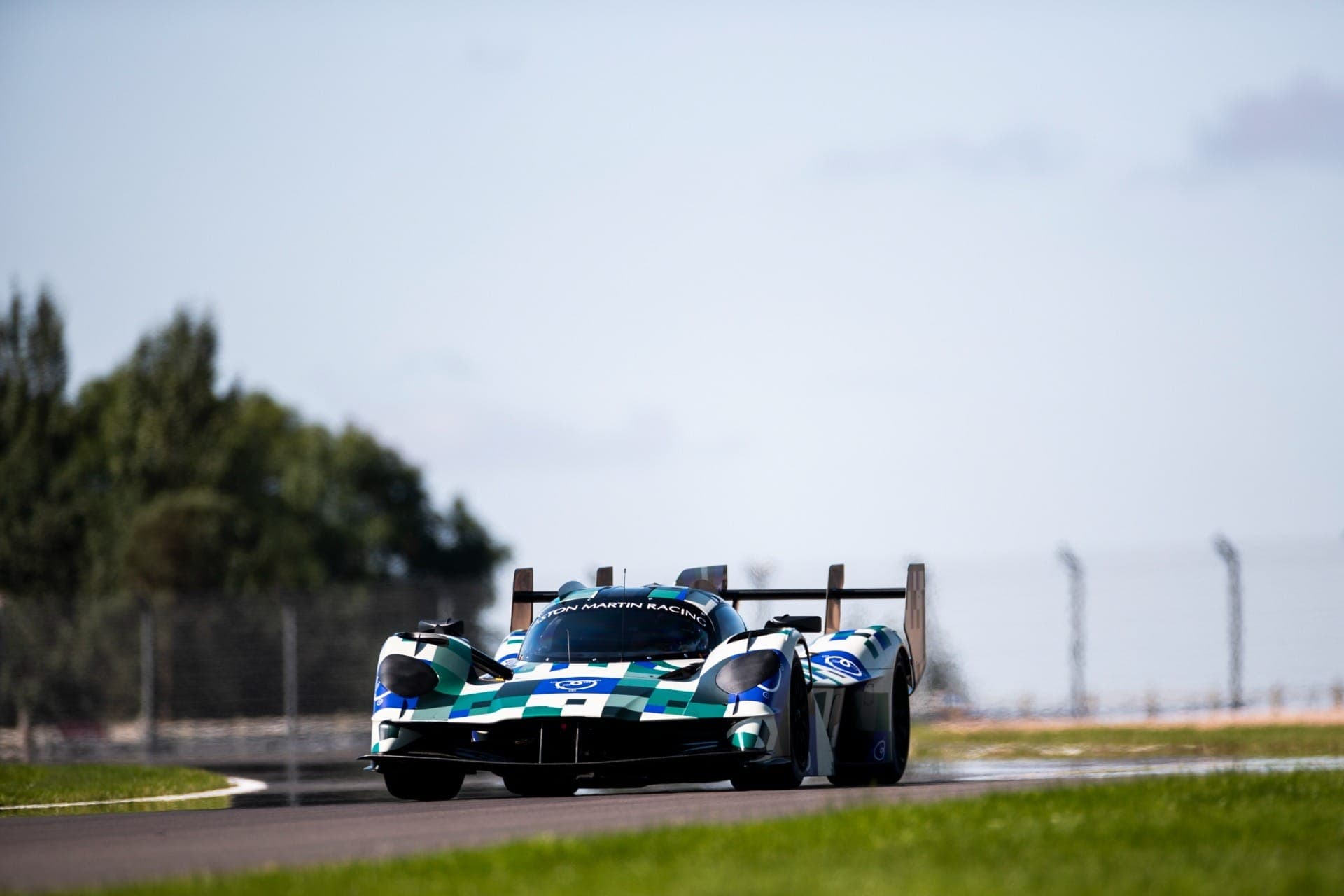 Hipercarro Aston Martin Valkyrie AMR-LMH