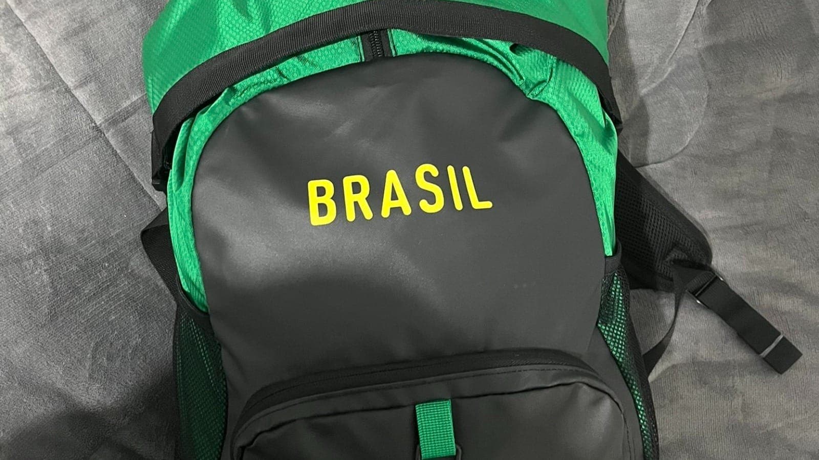 Mochila de uniformes de Fernando Ferreira, do decatlo, em Paris-2024