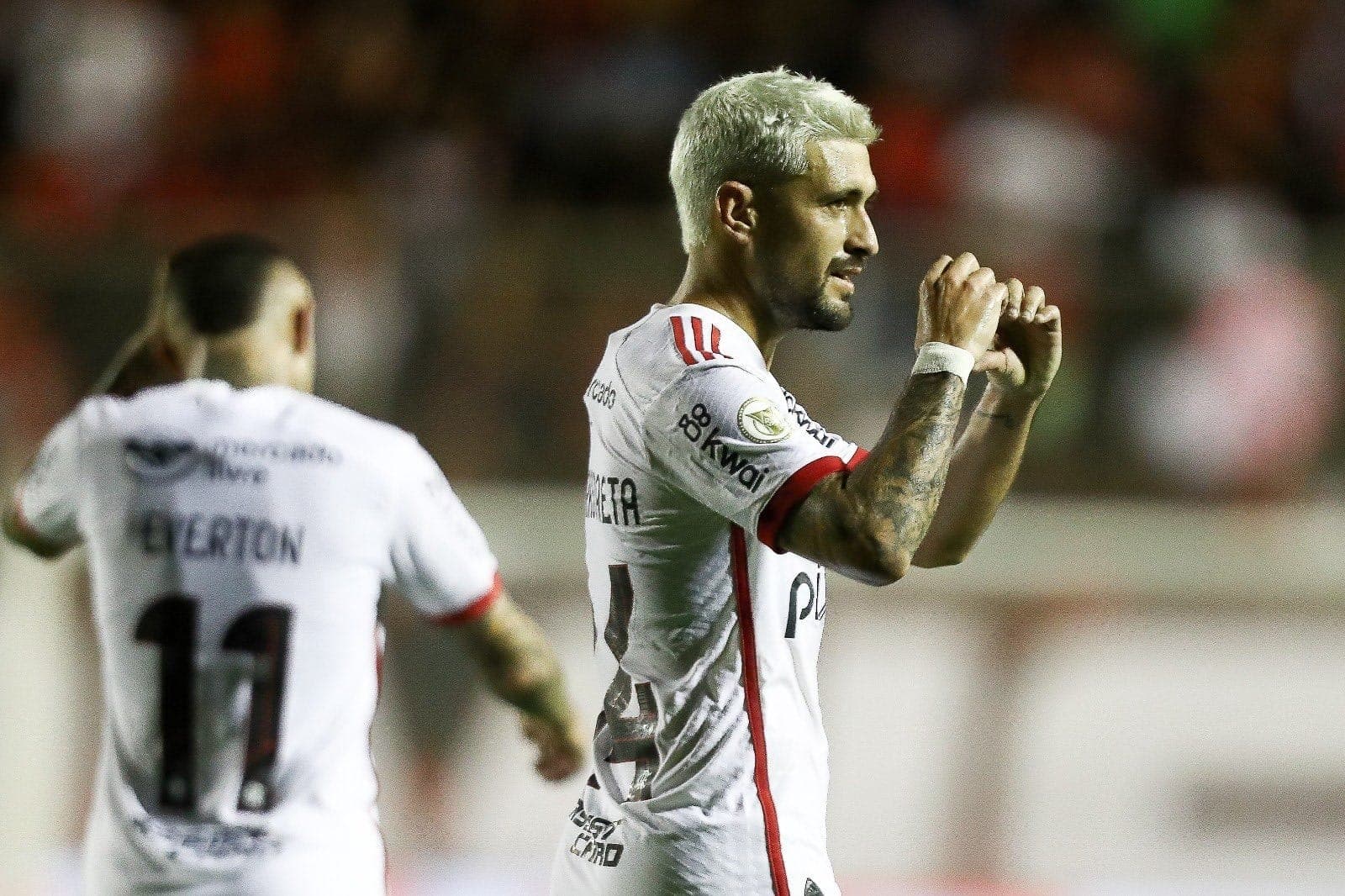 Arrascaeta comemora gol em Vitória x Flamengo