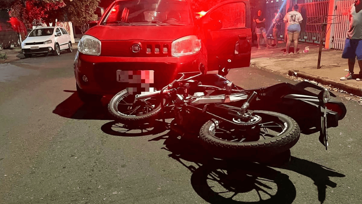 O casal que estava na motocicleta ficou ferido