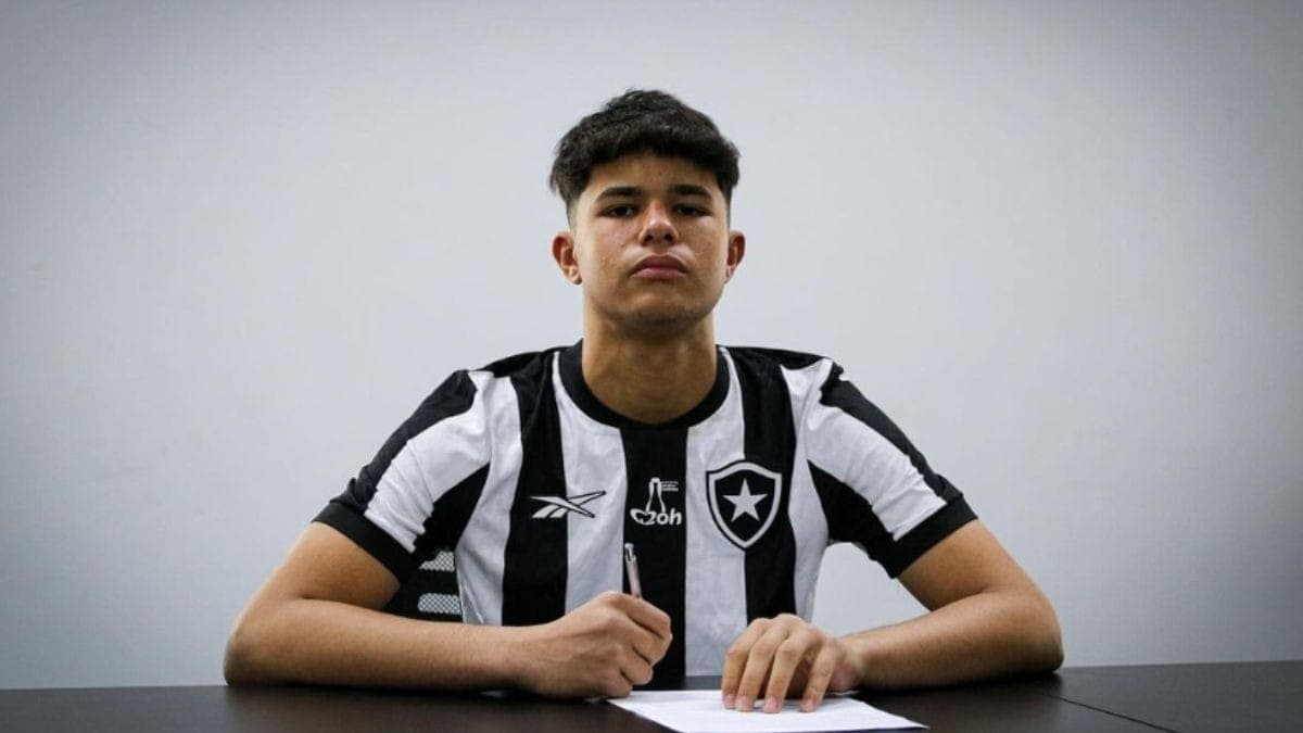 Bruninho Samudio, filho de Eliza Samudio e do goleiro Bruno, assina com o Botafogo