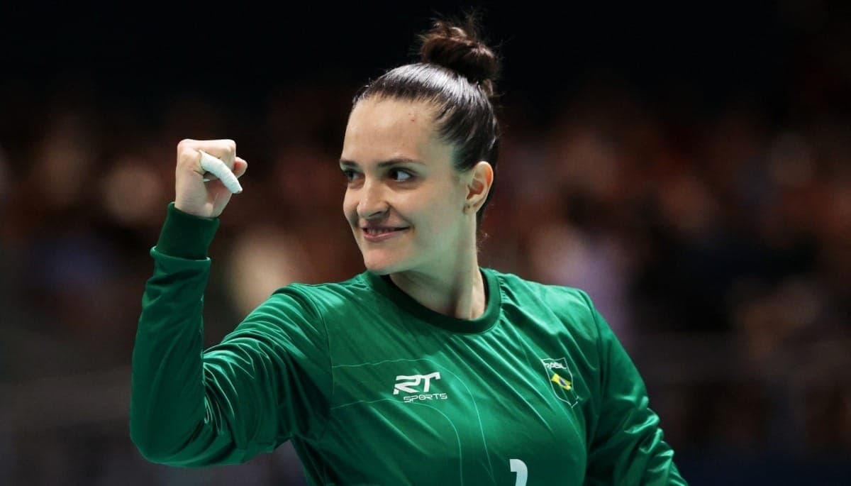 Gabi Moreschi celebra resultado do Brasil no handball