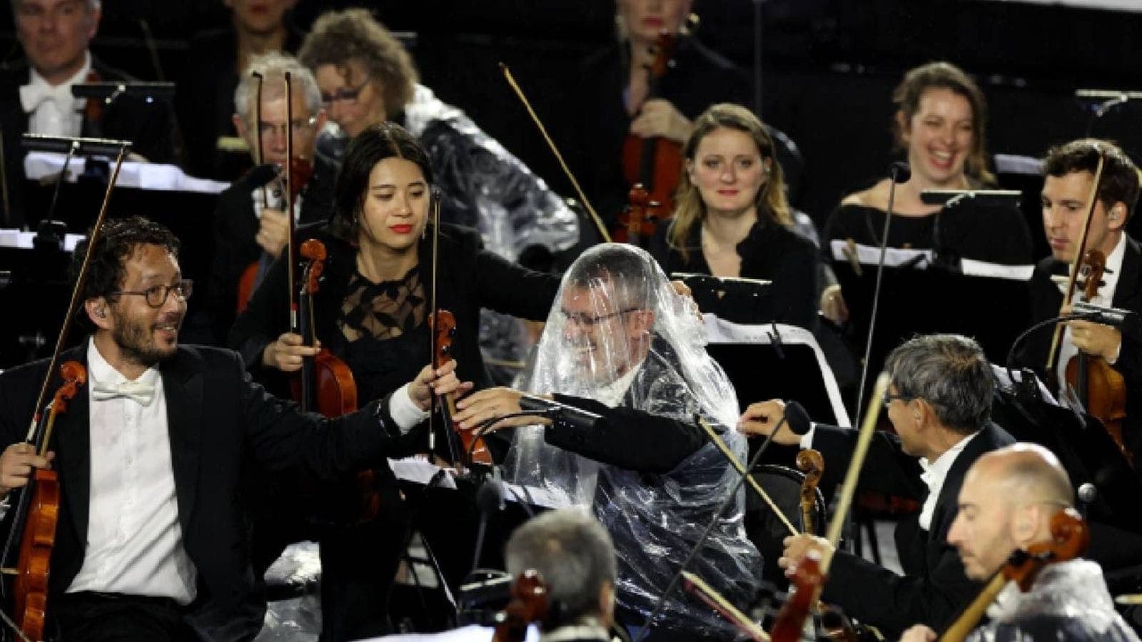 Músico debaixo de chuva na Cerimônia de Abertura