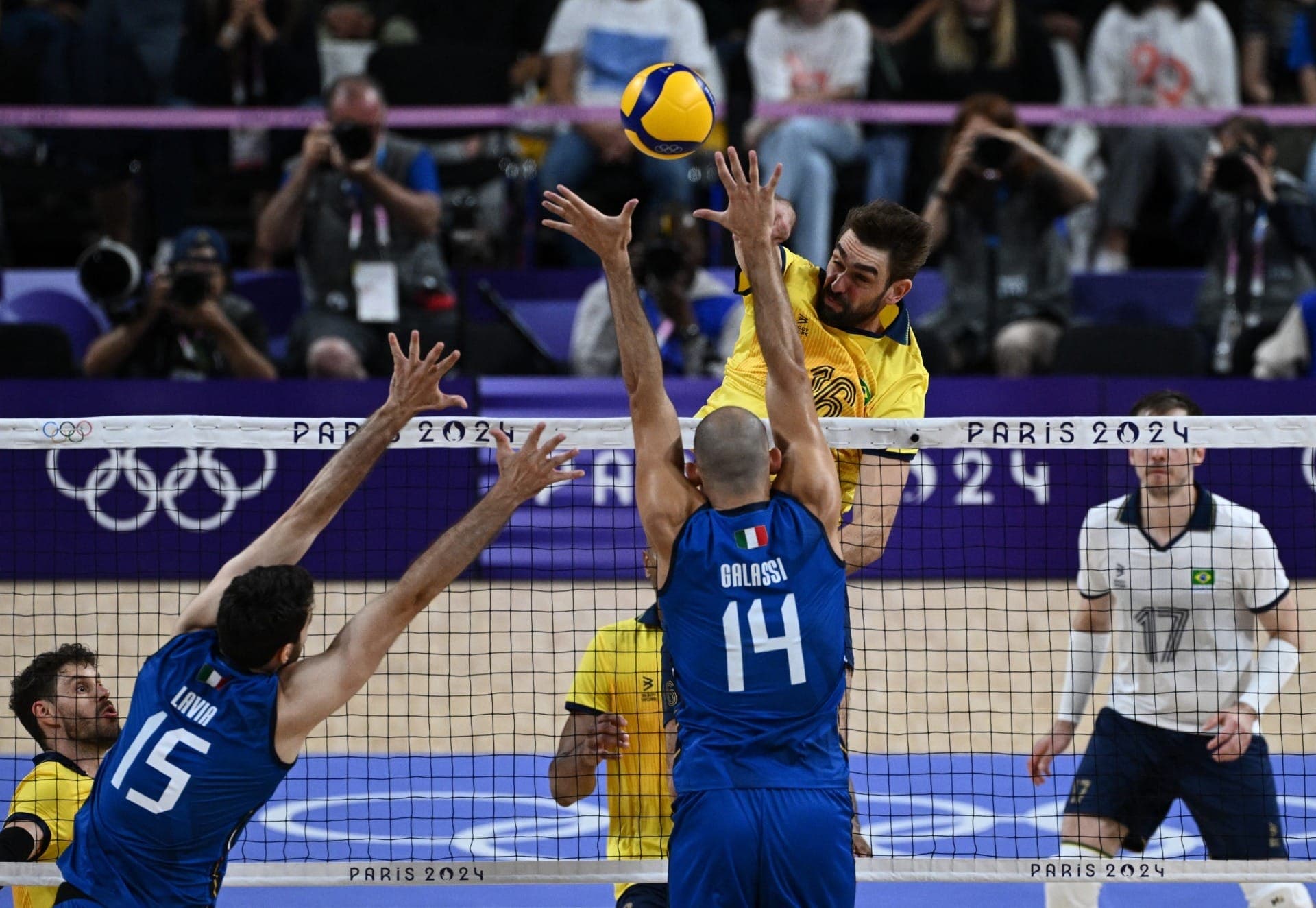 Lucão ataca durante duelo do Brasil com a Itália, na estreia em Paris