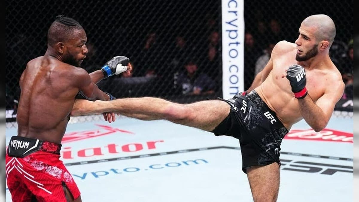 Muhammad Mokaev desfere chute no corpo de Manel Kape no UFC 304, em Manchester, em julho de 2024.