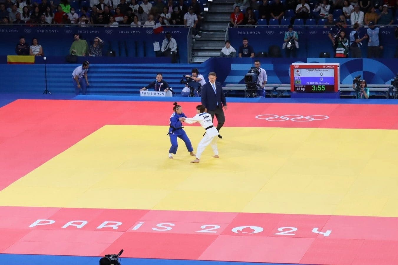 Natasha Ferreira (azul) no judô até 48 kg; Paris-2024