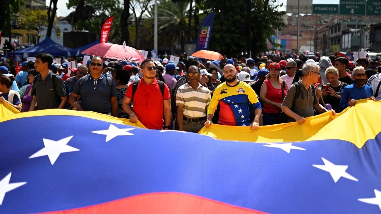 Pessoas com a bandeira da Venezuela em Caracas