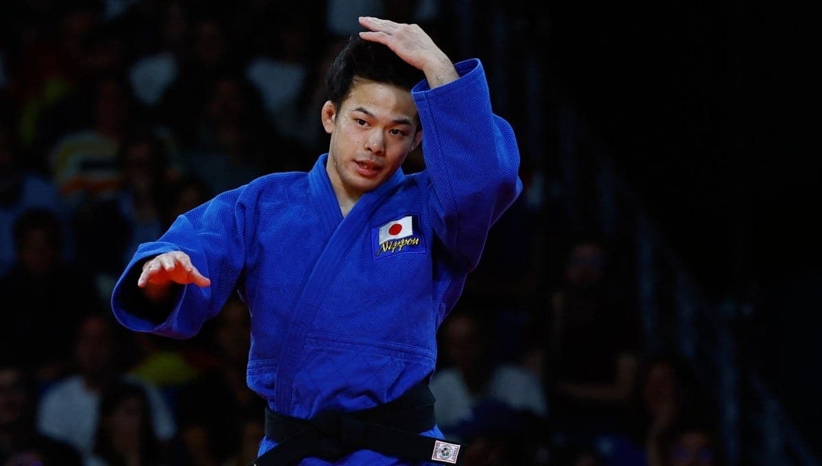 Ryuju Nagayama não aceitou a decisão da arbitragem e se recusou a sair do tatame em Paris