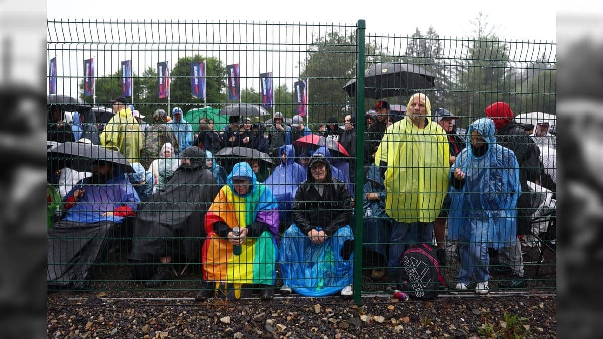 Torcedores se protegem da chuva em Spa-Francorchamps