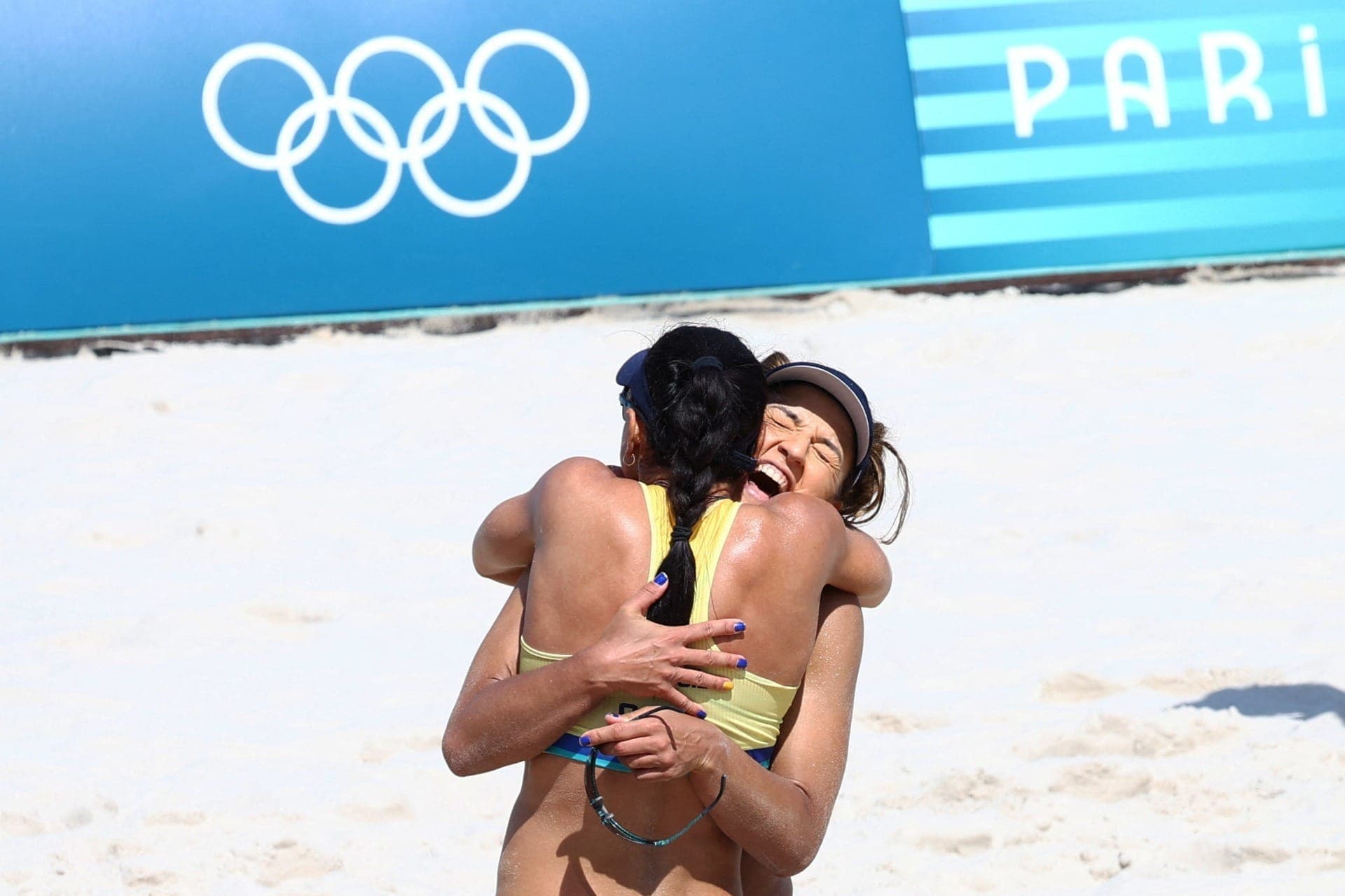 Carol Solberg e Bárbara comemora; vôlei de praia; Brasil 2 x 0 Japão; Paris-2024