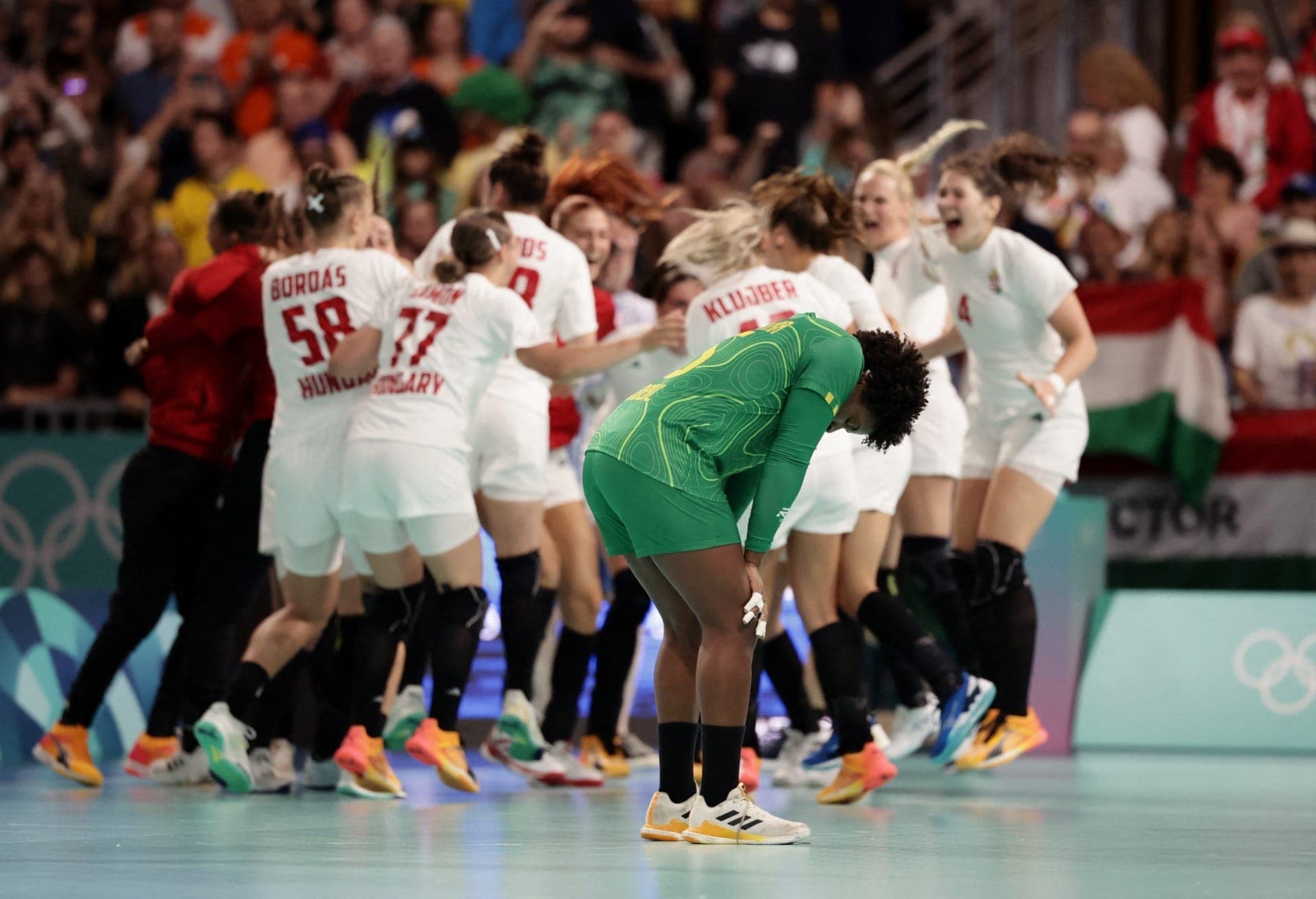 Mariane Fernandes lamenta; Brasil 24 x 25 Hungria; handebol feminino; Paris-2024