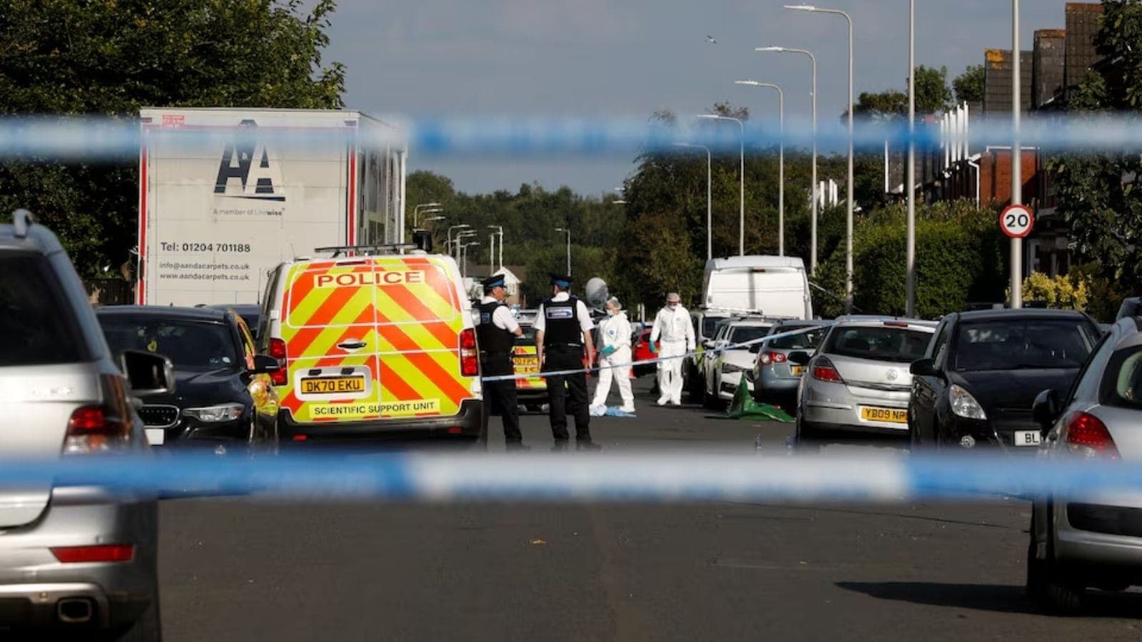 Polícia próximo de escola na Inglaterra Temilade Adelaja