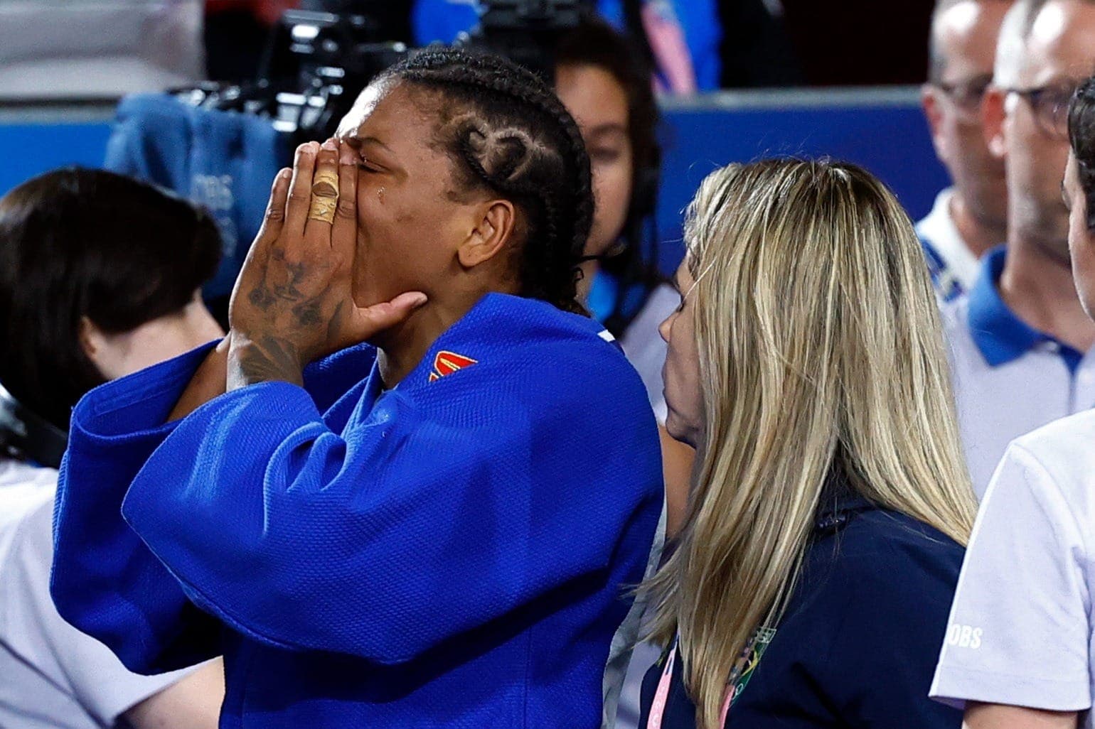 Rafaela Silva chora após perder a disputa pelo bronze do judô em Paris para a japonesa Haruka Funakubo