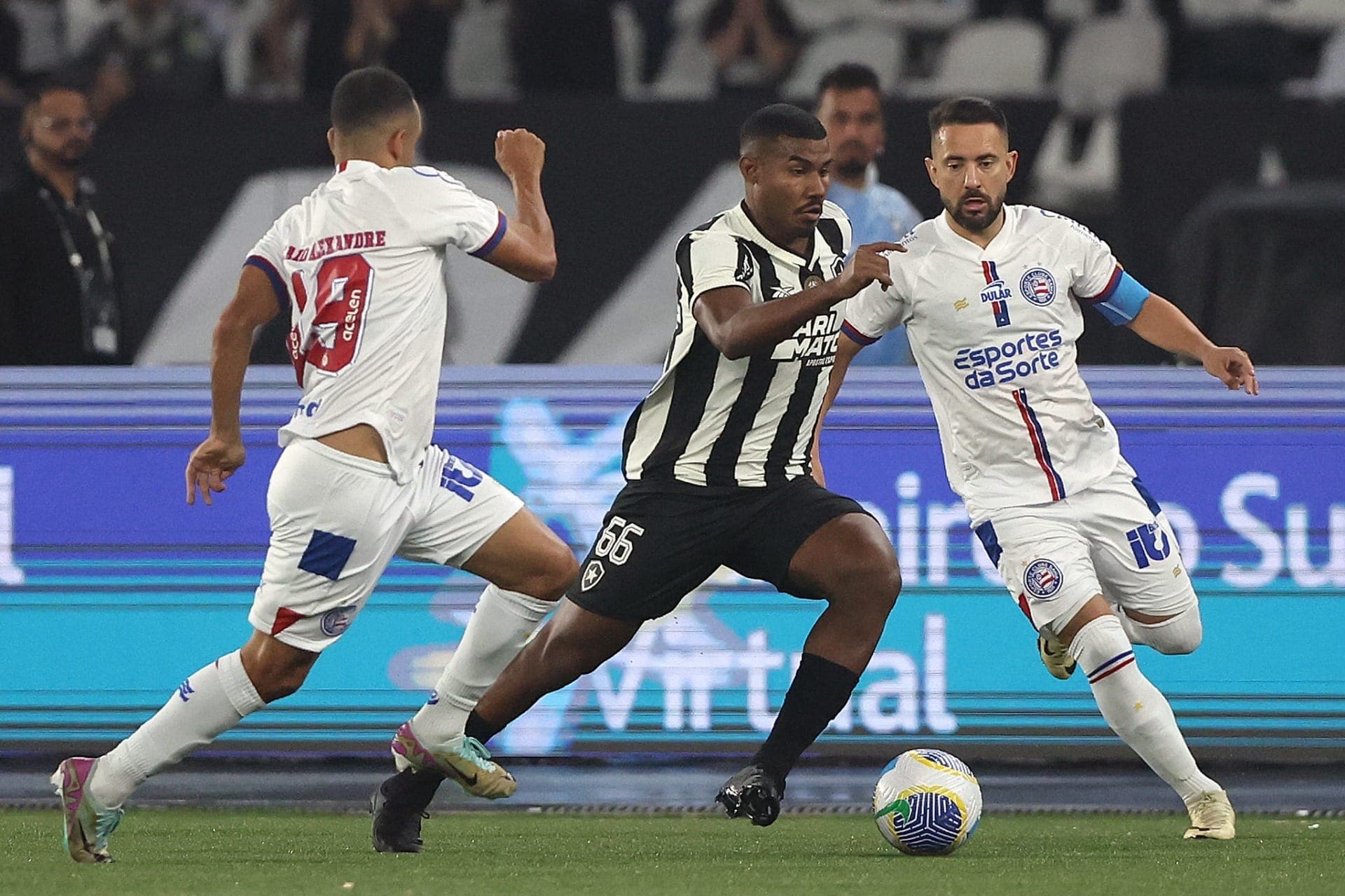 Cuiabano e Everton Ribeiro em Botafogo x Bahia