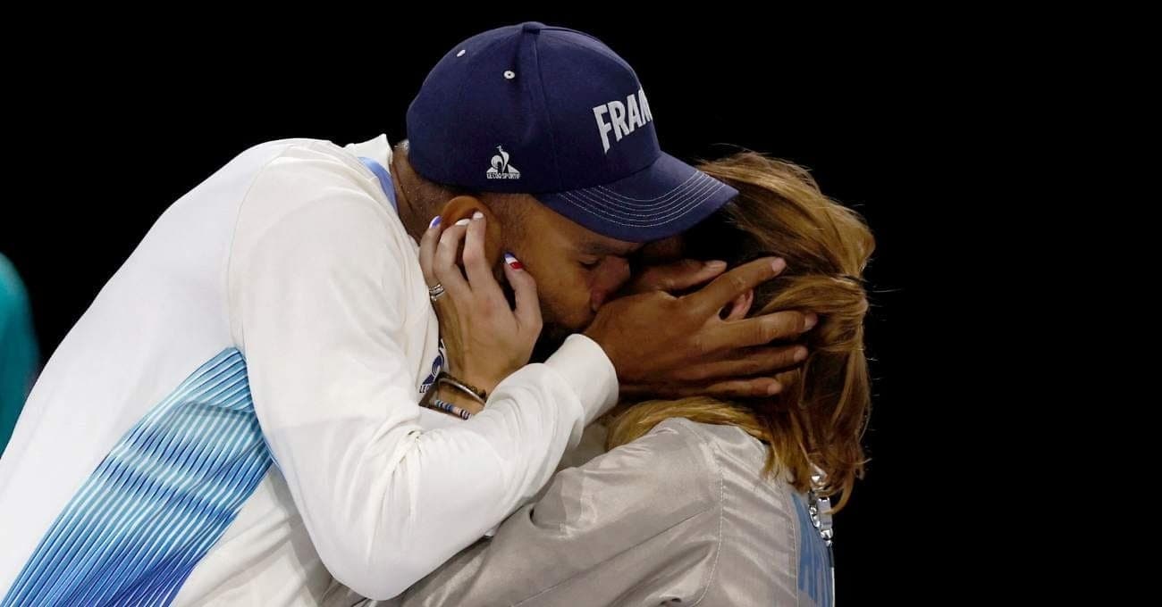 Manon e Bolade formam um 'casal olímpico' e dividiram grandes emoções após ouro da esgrimista francesa