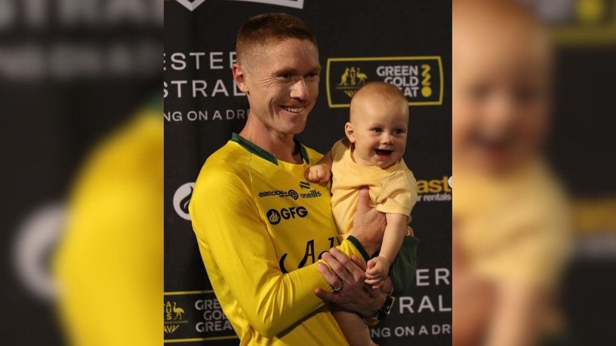 O jogador de hóquei Matt Dawson segura o filho antes da amputação do anelar direito